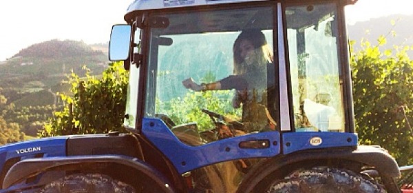 Belen Rodriguez a bordo di un trattore