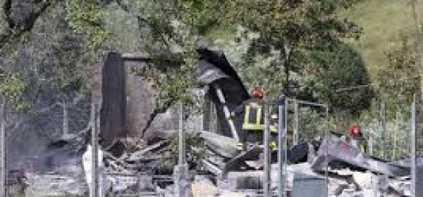 L'azienda Paolelli dopo l'esplosione (foto Ansa)