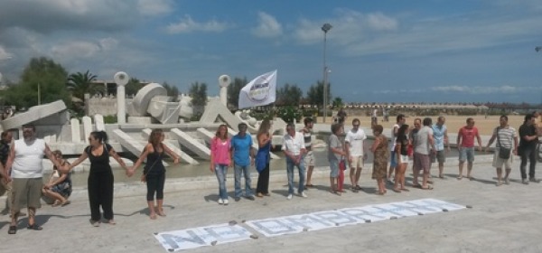 Il flash mob M5S contro Ombrina Mare a Pescara (foto Ansa)