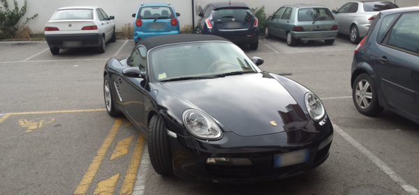 Auto parcheggiata in maniera "selvaggia" foto tratta dalla pagina Fb "Il cafone avezzanese")