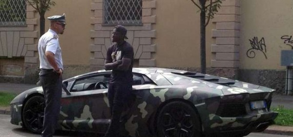 Muntari fermato a bordo della Lamborghini mimetica (Ansa)