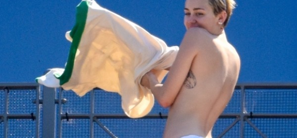 Miley Cyrus topless senza slip Bangerz Tour Australia