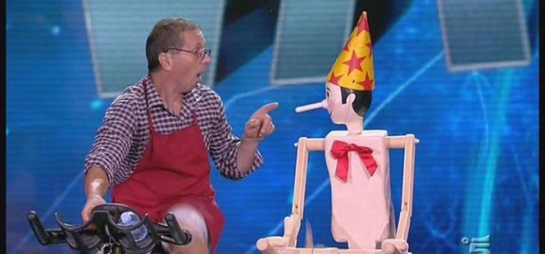patrizio Scicoli pedala con Pinocchio a Tu si que vales (foto tratta da Facebook)