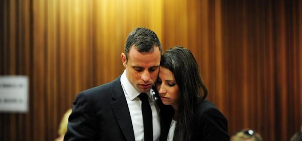 Oscar Pistorius con la sorella (foto: EPA)