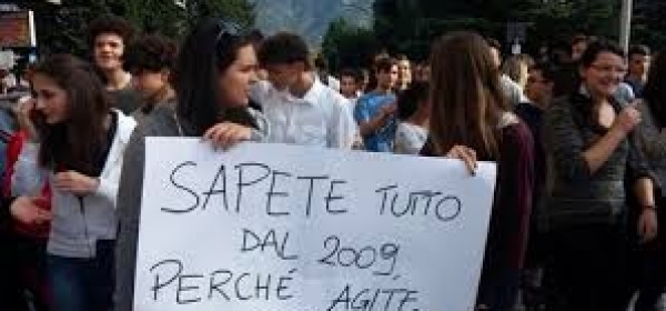 la protesta degli studenti dell'Itis di Sulmona (foto Ansa)