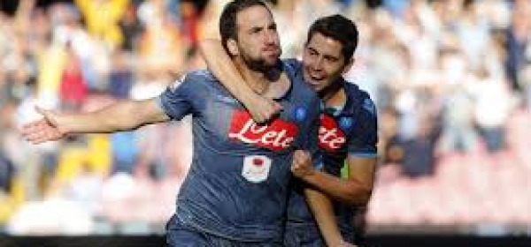 Gonzalo Higuain festeggiato dopo il gol 