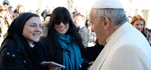 Suor Cristina regala il suo primo CD a Papa Francesco