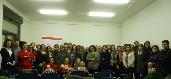 Foto di gruppo di personale Cri e partecipanti alla lezione
