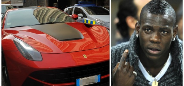 Balotelli sulla sua Ferrari