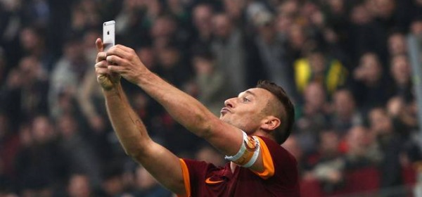 Il momento in cui Francesco Totti scatta il selfie sotto la sud dopo il gol del pareggio