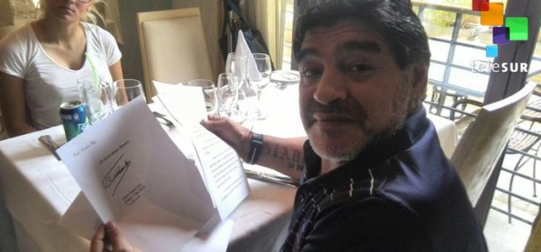Diego Armando Maradona receives letter from former Cuban leader Fidel Castro
