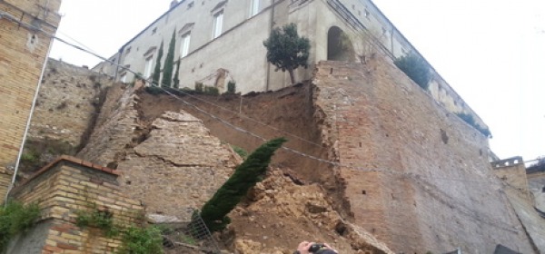 Balconata Palazzo d'Avalos Caduta per pioggia