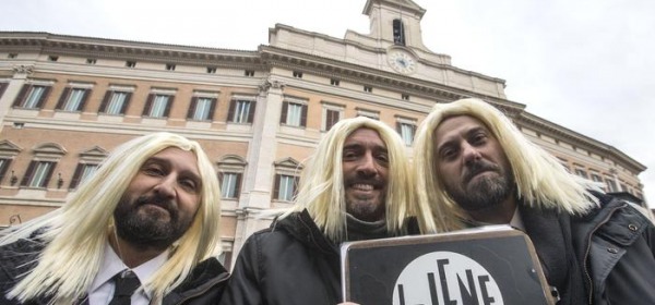 Renzi canta insieme al Trio Medusa