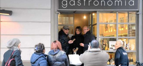 Elisabetta Canalis fa la spesa in rosticceria (Olycom)