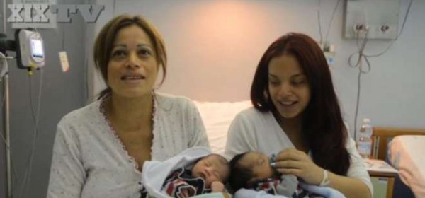 Lucia e la figlia Lisset con i loro bimbi al Gaslini di Genova -foto tratta dal video del Secolo XIX