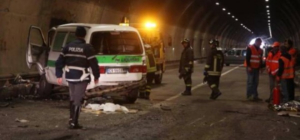 Camion perde il carico, due morti nel bresciano