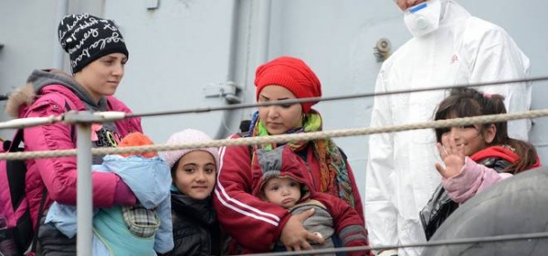 Salerno, i migranti sbarcano al porto (Tanopress)