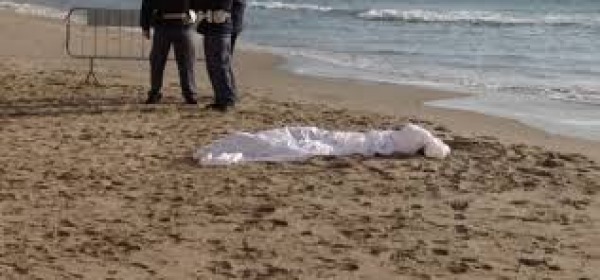 Cadavere in spiaggia