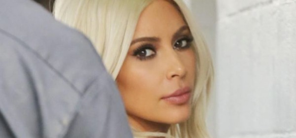 Kim Kardashian, nuovo look biondo platino (Foto Olycom)