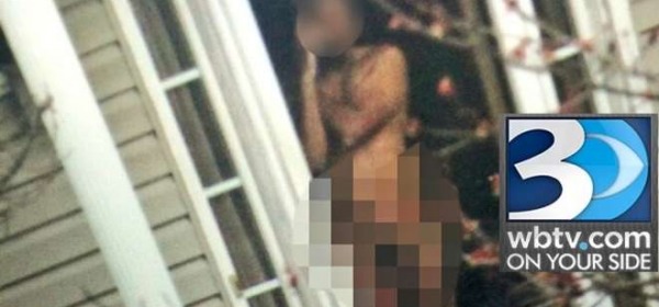L'uomo nudo a Charlotte (WbTv.com)