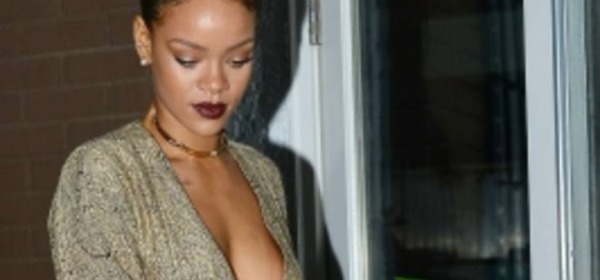 Rihanna seminuda al ristorante