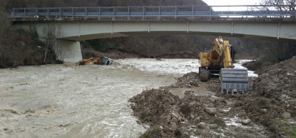 Escavatore travolto da piena Sinello