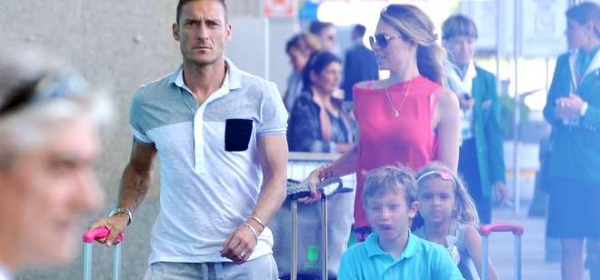 La famiglia Totti Blasi in partenza da Fiumicino (Olycom)