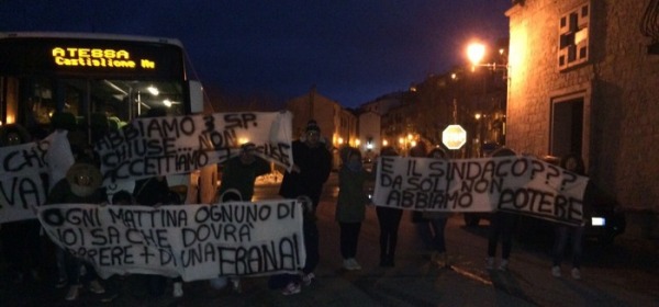 Studenti bloccano bus per andare scuola