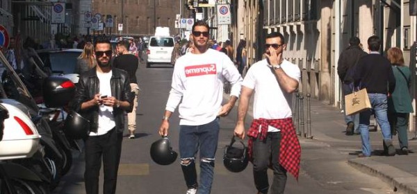 Stefano De Martino fa shopping a Milano con gli amici (Olycom)