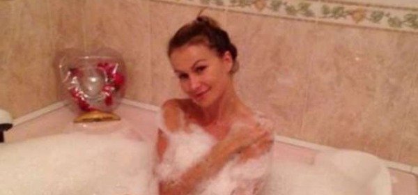 Eva Henger nuda nella vasca da bagno