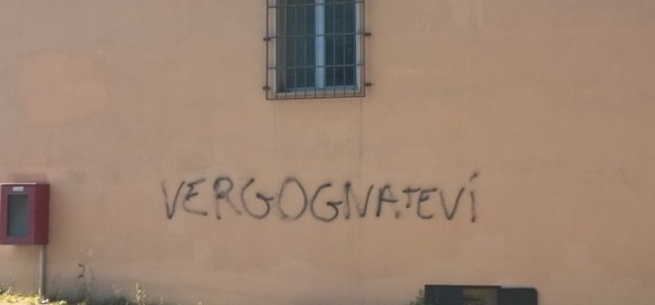 Scritta sul muro di cinta della Questura di Pescara