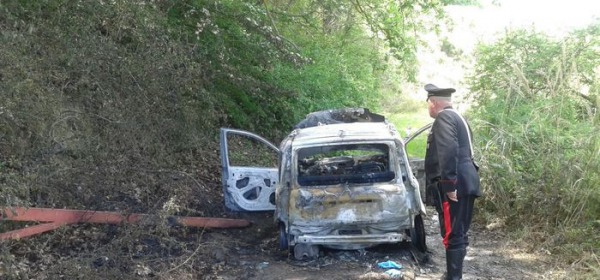 auto incendiata - foto da ansa