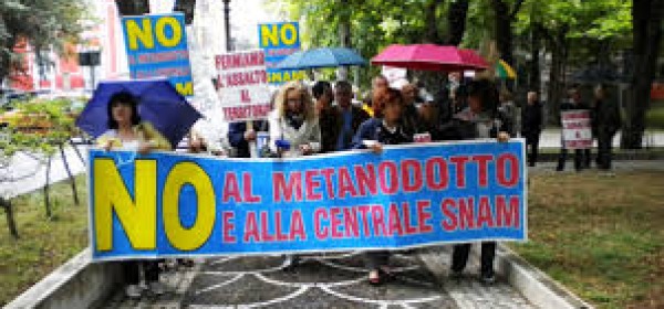 protesta contro centrale snam