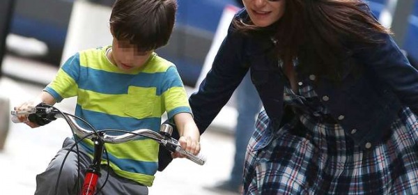 Ilaria D'Amico al parco a Milano col figlio Pietro (Olycom)