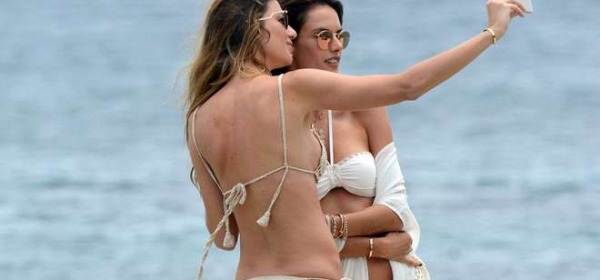 Alessandra Ambrosio e Sara Sampaio a Mykonos (Olycom)