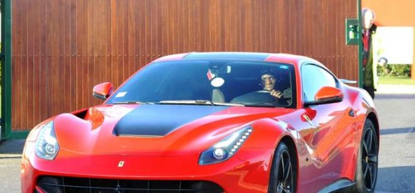Mario Balotelli sulla sua Ferrari (Olycom)