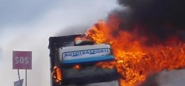 tir in fiamme-foto ansa