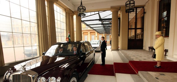 La Regina Elisabetta abbandona Buckingham Palace, foto da infophoto