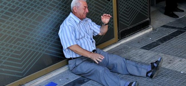 Pensionato greco in lacrime davanti a banca