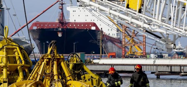 Scoppia bombola su imbarcazione, tre operai feriti a Napoli