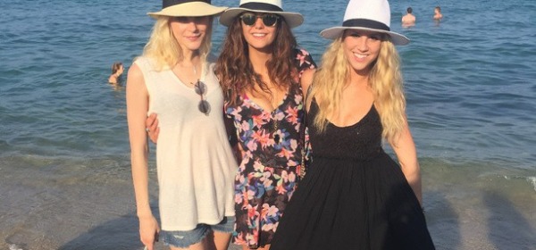 Vacanze con amiche a St. Tropez per Nina Dobrev