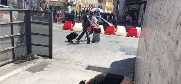 Uomo defeca in centro a Roma