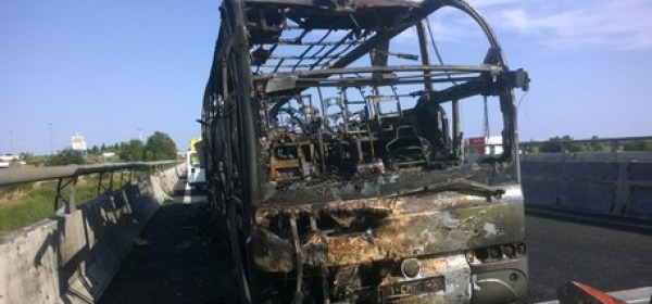 bus fiamme A/14