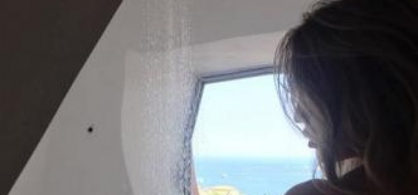 Claudia Galanti nuda sotto la doccia