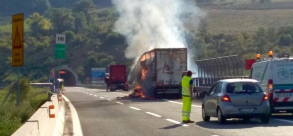 camion a fuoco-foto ansa