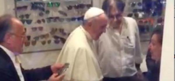 Papa Francesco nel negozio di occhiali