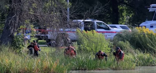 Le ricerche dei resti del bambino nel lago 