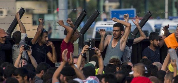 Migranti protestano al confine ungherese