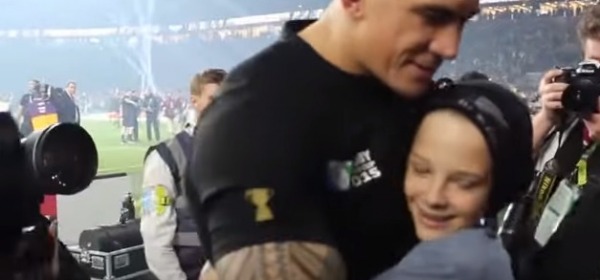 Sonny Bill Williams regala medaglia d'oro a bambino