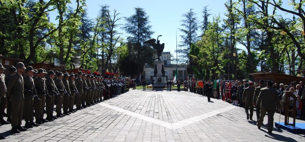 corona al monumento caduti-foto repertorio